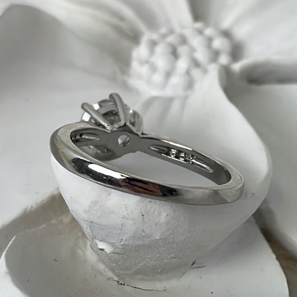 Solitaire Large Size Crystal & Small Crystals On Sides set in Sterling - Picture 10 of 16